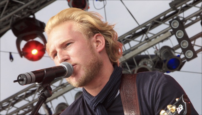 Phil Solo veröffentlicht das Album Harmonie.