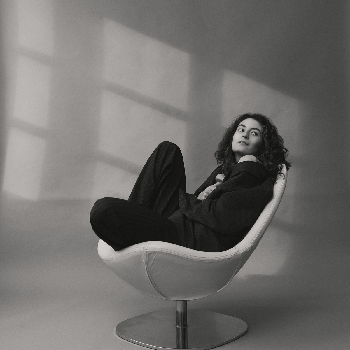 Mina Richman veröffentlicht die Single Show Me Don't Tell